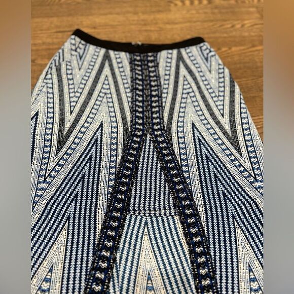 NWNT BCBGMaxAzria Jane Blue Chevron Print Two-Level tribal print skirt Blue XS - Picture 3 of 8